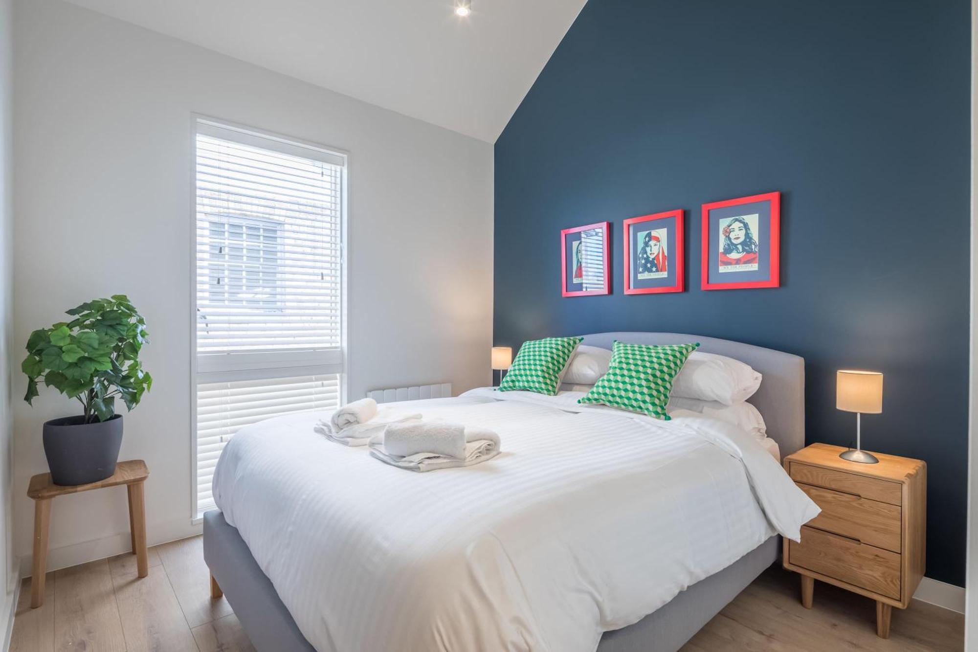 Superb With Parking Apartment *